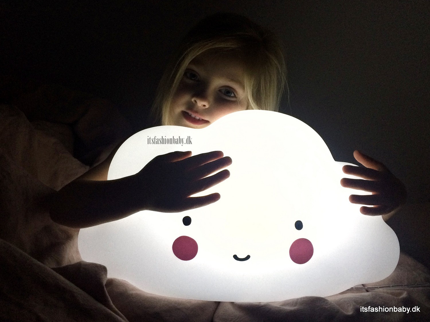 Skylampe som natlampe og vågelampe til børneværelset it's ...