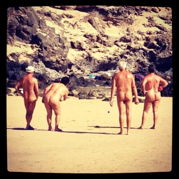 Min søster og jeg havnede på en strand med VM i nøgen-petanque i aldersgruppen 70+