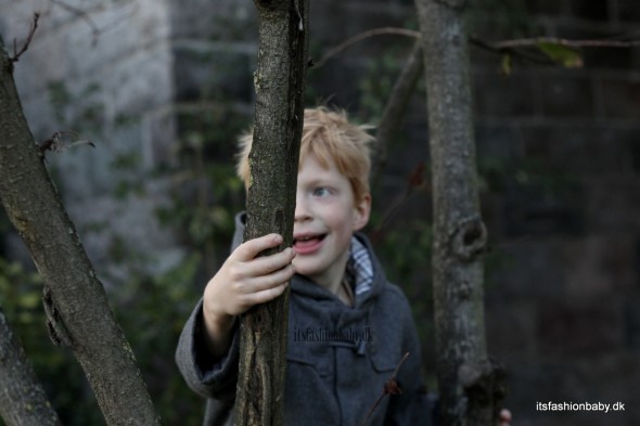 Model Christian Dufflecoat eller duffelcoat som børnejakke og vinterjakke til drenge i grå uld fra Wheat til vinter 2014.