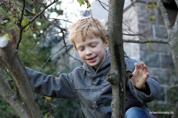 Model Christian Dufflecoat eller duffelcoat som børnejakke og vinterjakke til drenge i grå uld fra Wheat til vinter 2014.
