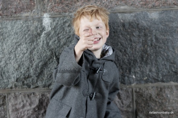 Model Christian Dufflecoat eller duffelcoat som børnejakke og vinterjakke til drenge i grå uld fra Wheat til vinter 2014.