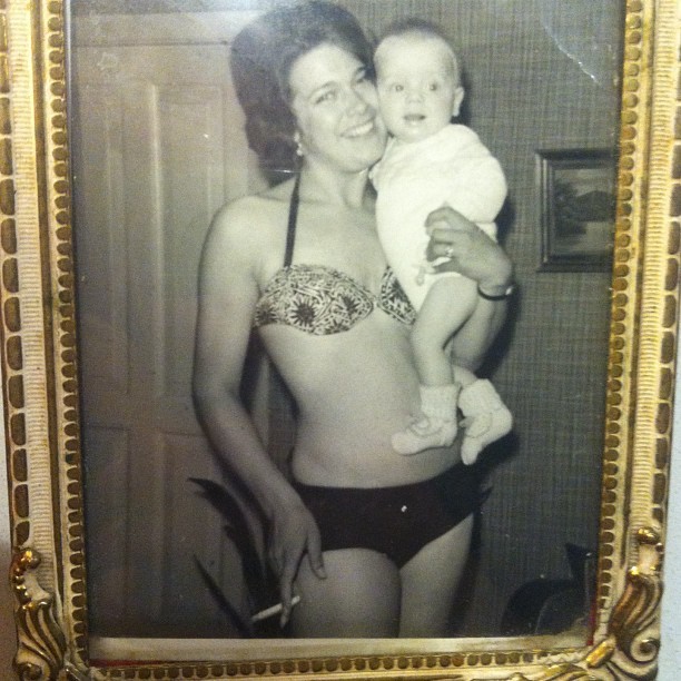 Min smukke mor i 60'erne - meget politisk ukorrekt med en smøg, bikini og en baby ;)