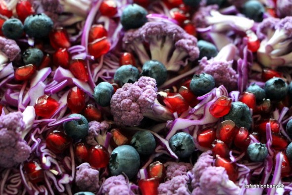 Opskrift på sund vintersalat med lilla spidskål, lilla blomkål, blåbær, granatæbler og valnødder