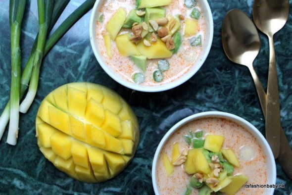 thai-inspireret ristaffel med kylling i karry med mango, avokado, peanuts og koriander som topping