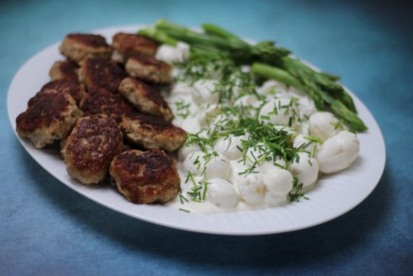 Hjemmelavet kartoffelsalat med sennep mayonnaise og creme fraise