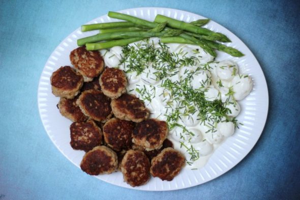 opskrift på frikadeller og hjemmelavet kartoffelsalat