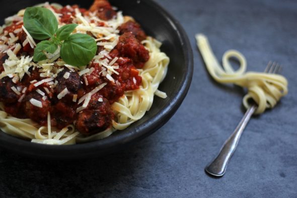 opskrift på pasta med kødbolle og tomatsovs