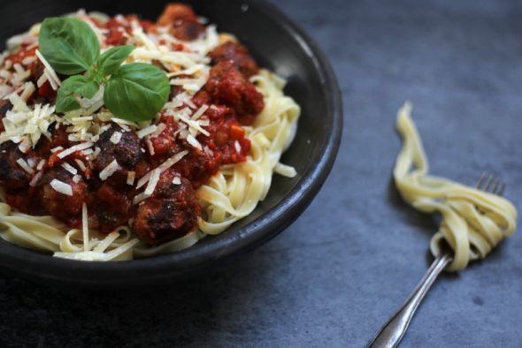 opskrift på spaghetti med kødboller og tomatsovs
