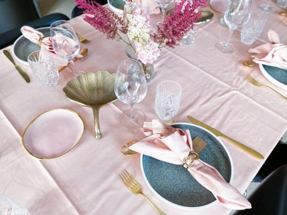 lyserød borddækning